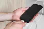 如何正确使用手机充电，不伤害电池？（充电技巧、注意事项与保养方法详解）